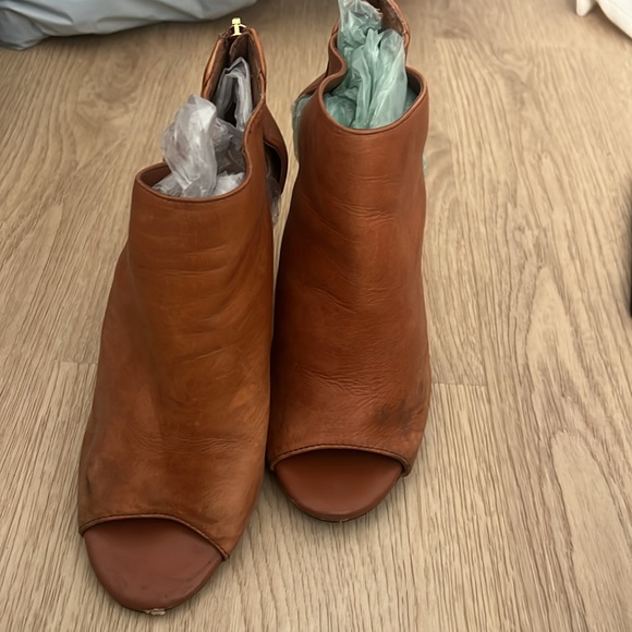 Jessica Simpson leather wedge heels. Size 7. Gold heel. Camel color - Picture 2 of 7